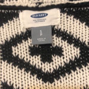 Back and white sweater thigh length wide collar no buttons